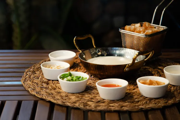 和逸飯店．桃園館以台灣在地豆製品為題，透過多樣料理形式呈現，展現純粹濃郁的豆香風味。國泰飯店觀光事業提供