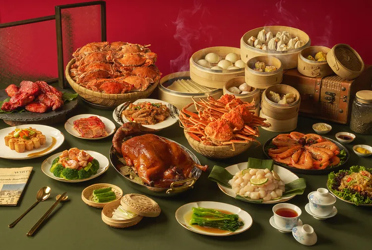 台北國泰萬怡酒店匯集海鮮料理與片皮烤鴨等豐富佳餚，呈現多元澎湃的國際餐飲饗宴。國泰飯店觀光事業提供