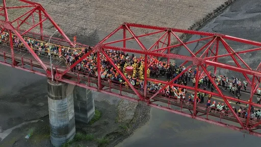 有片｜「粉紅超跑」跨濁水溪到雲林啦！　西螺大橋長長人龍信眾塞爆