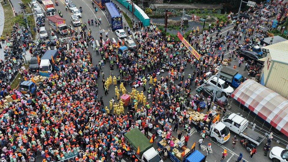 有片|「粉紅超跑」跨濁水溪到雲林啦! 西螺大橋長長人龍信眾塞爆