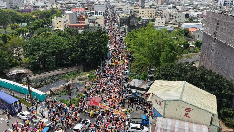 信眾迎接白沙屯媽到來，可說是萬人空巷。古哥空拍法人授權提供