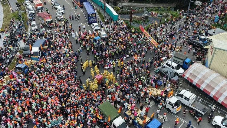 「粉紅超跑」今天上午正式進入雲林縣，信眾熱情迎接，預計明天中午就能抵達北港。古哥空拍法人授權提供