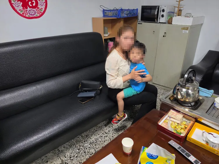 3歲男童在派出所重回媽媽懷抱。民眾提供