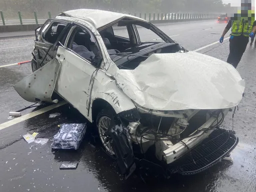 大雨滂沱出事了！　國道3號苗栗段轎車自撞2死1傷