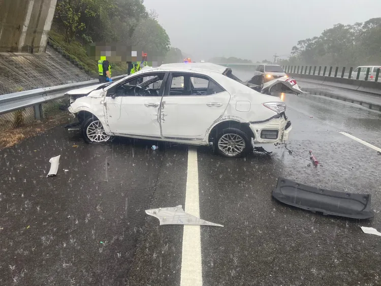 賴女骨折送醫，但後座友人甩出車外，跟受困副駕駛座的母親都當場死亡。翻攝照片