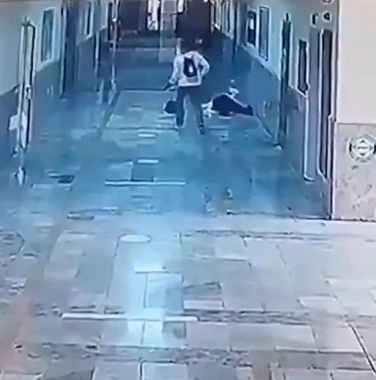 學生中彈倒地。翻攝自X