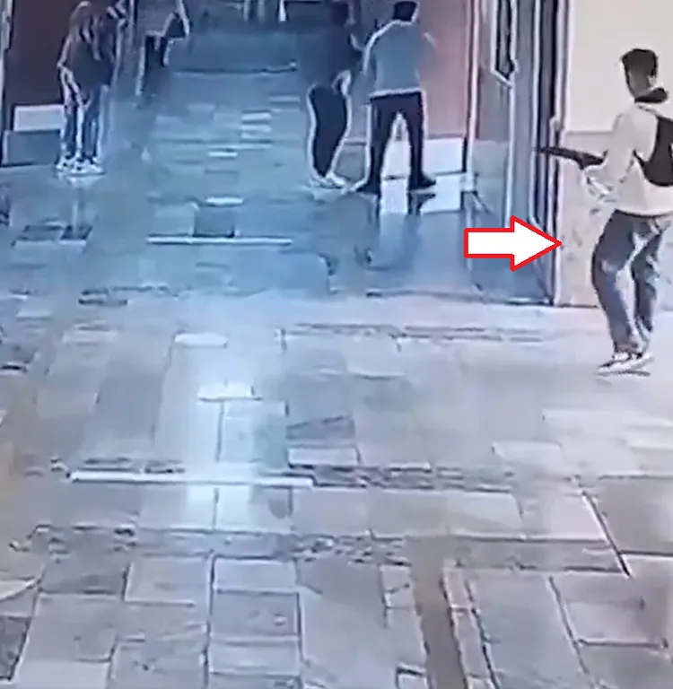 學生渾然不覺搶手就在身後（箭頭處）。翻攝自X