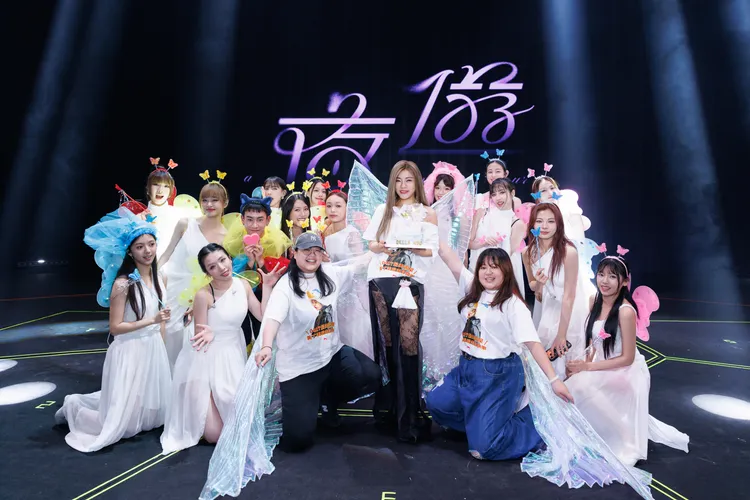 丁噹昨跟工作人員一起慶生。相信音樂提供