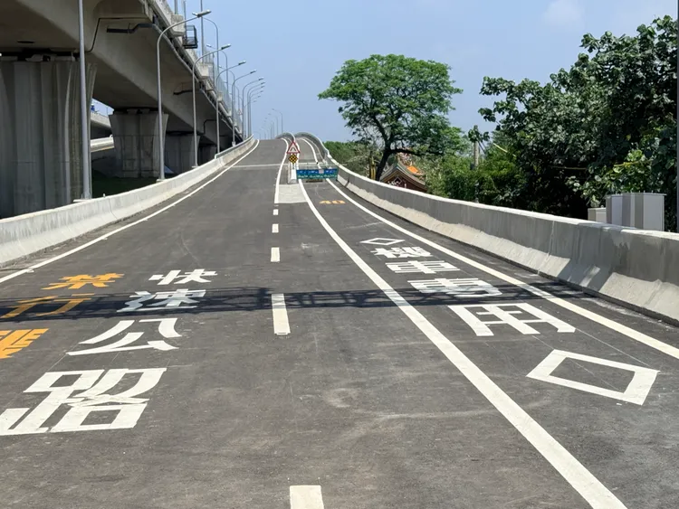 淡江大橋汽車道與機車道。攝影中心