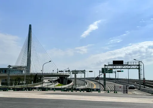 淡江大橋機車道像「狗道」！公路局曝「僅1.5公尺寬」原因