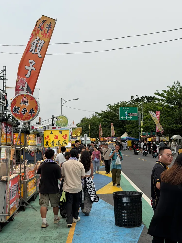 墾丁大街有不少人潮湧現。讀者提供