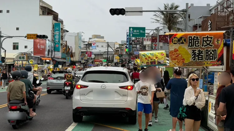 墾丁大街上有不少民眾在逛街買小吃。讀者提供