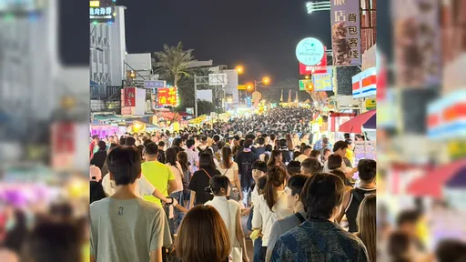 墾丁大街湧大批人潮　網驚「滿滿大盤子」：不是說國旅沒人去