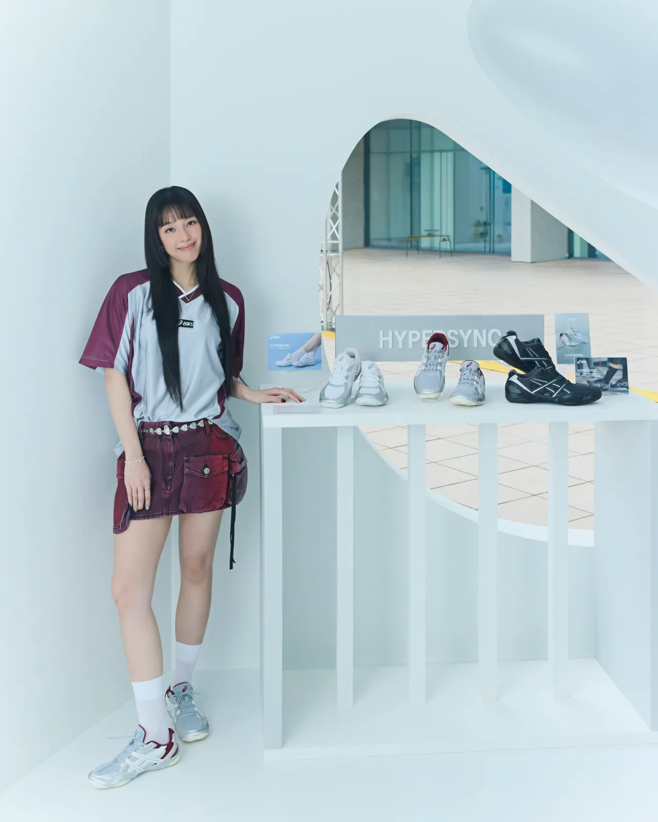 王渝萱以銀紅色系造型搭配HYPERSYNC薄底鞋。品牌提供