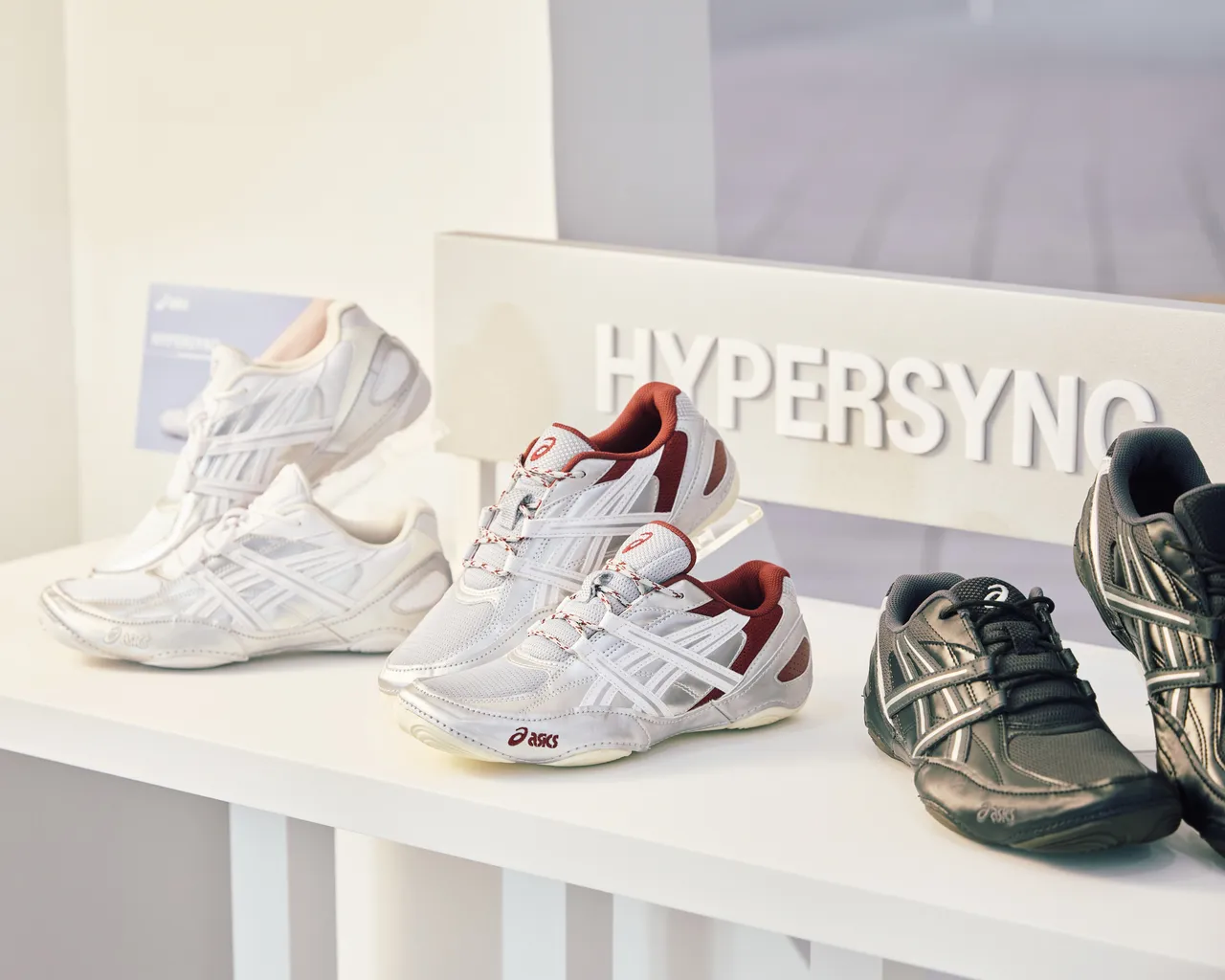 ASICS HYPERSYNC運動休閒鞋，各3580元。品牌提供