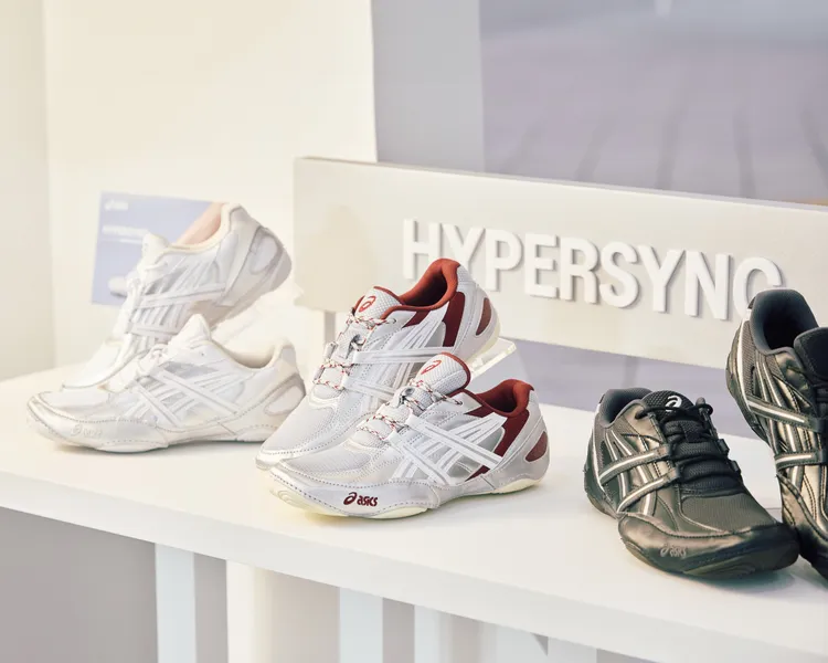 ASICS HYPERSYNC運動休閒鞋，各3580元。品牌提供