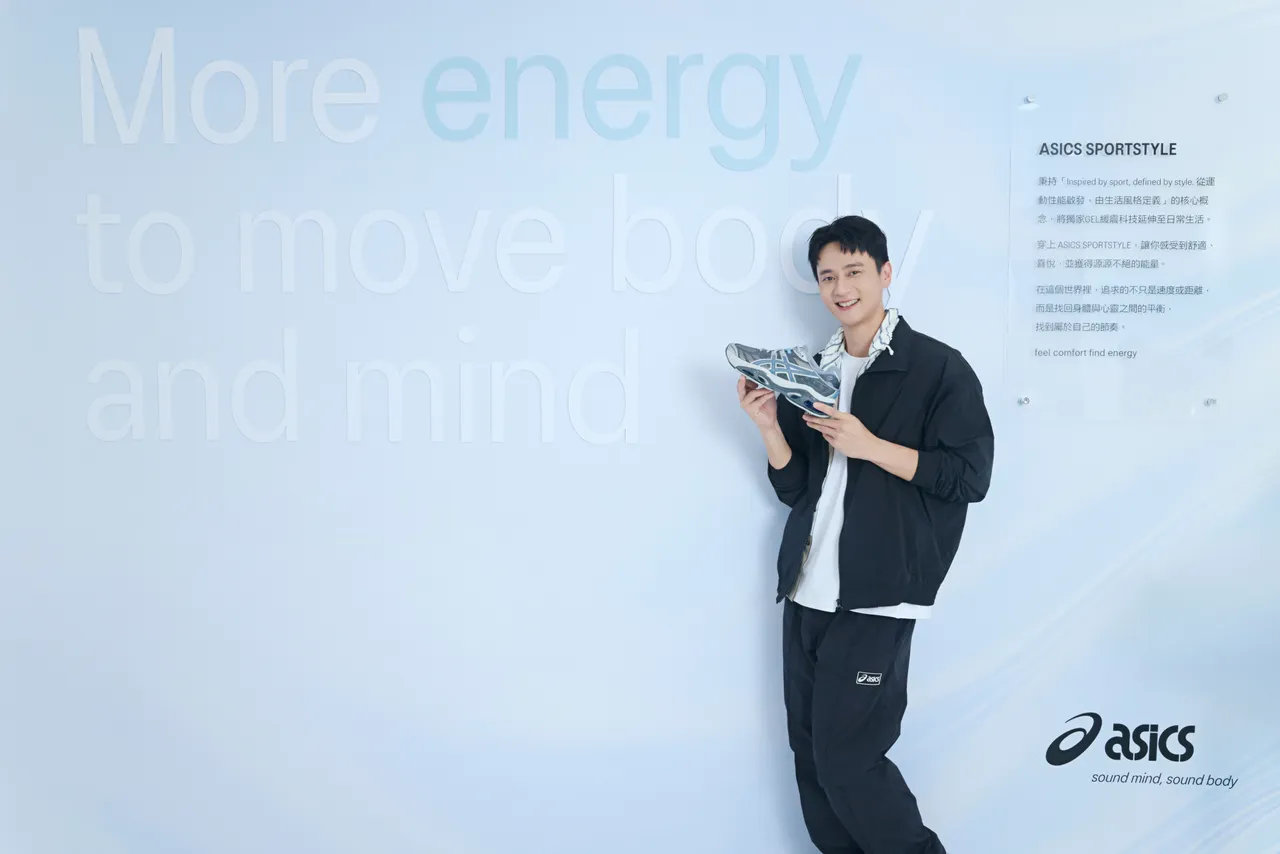 劉冠廷以黑色復古運動套裝搭配GEL-KINETIC 2.0鞋款。品牌提供