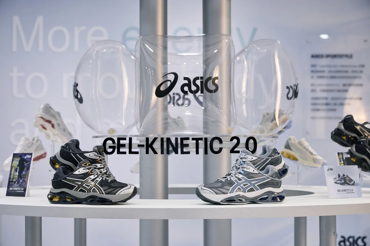 ASICS GEL-KINETIC 2.0運動休閒鞋，各7680元。品牌提供