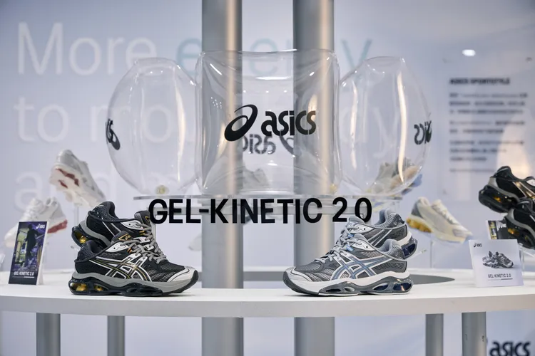 ASICS GEL-KINETIC 2.0運動休閒鞋，各7680元。品牌提供