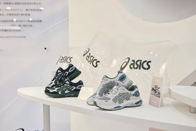 ASICS GEL-NYC 2.0運動休閒鞋，各4680元。品牌提供