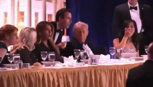 川普真男人！晚宴5發槍響　全程「不動如山」影片曝光