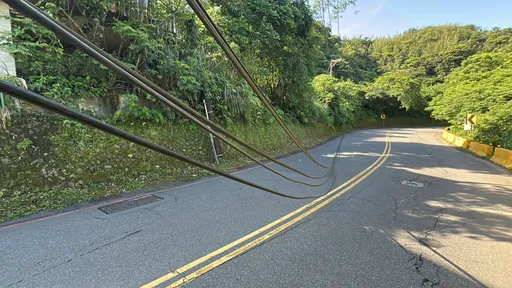上班族崩潰！基隆崇法街電線垂落　周邊交通大癱瘓