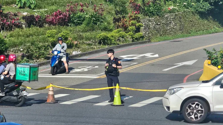 警方獲報後立刻派員封鎖崇法街，直至9時10分才恢復通行。翻攝照片