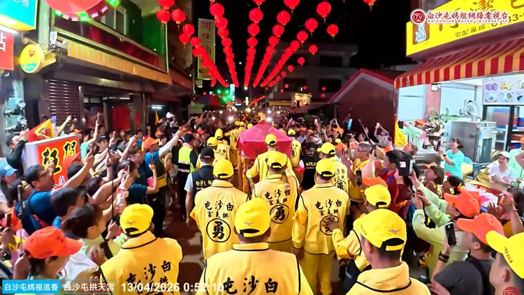 粉紅超跑起駕。翻攝「白沙屯媽祖網路電視台」