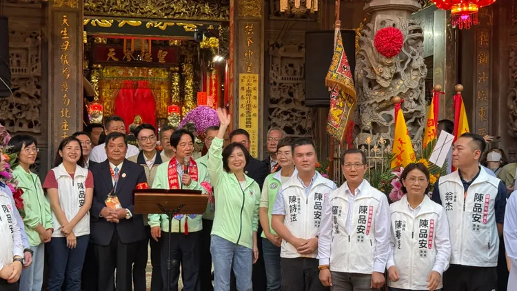 總統賴清德昨天下午率多位民進黨縣市長參選人到拱天宮參香。何欣純提供