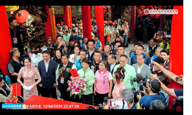 台中市長盧秀燕參香。翻攝「白沙屯媽祖網路電視台」