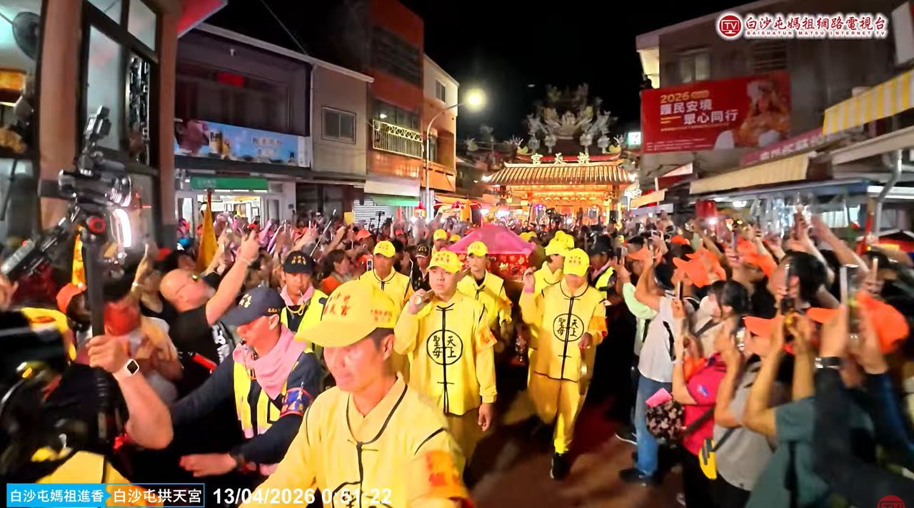 進喔、進喔!粉紅超跑衝出廟門 白沙屯媽祖率46萬香燈腳出發了