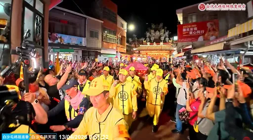 進喔、進喔！粉紅超跑衝出廟門　白沙屯媽祖率46萬香燈腳出發了