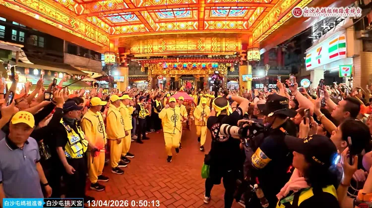 白沙屯媽祖神轎三進三出衝出廟門。翻攝「白沙屯媽祖網路電視台」