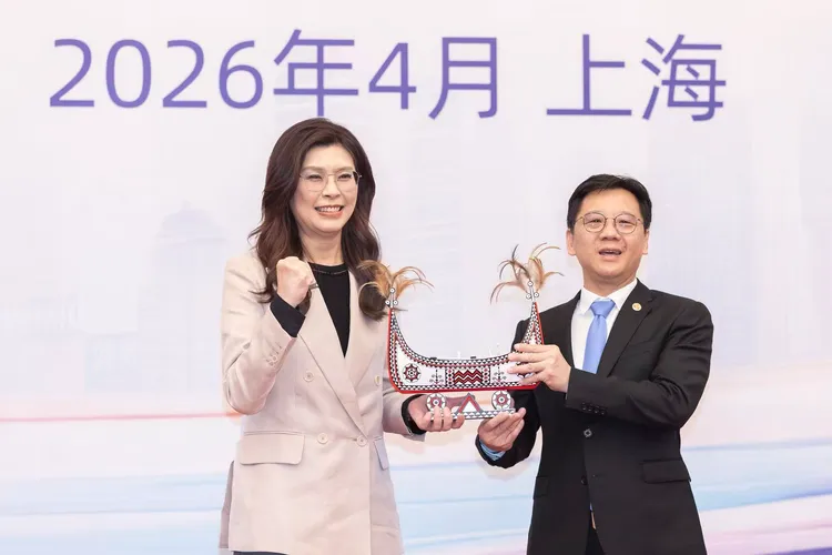 鄭麗文9日中午在上海東郊賓館出席全國台企聯舉辦的歡迎宴會，並與全國台企聯總會長李政宏合影。國民黨提供