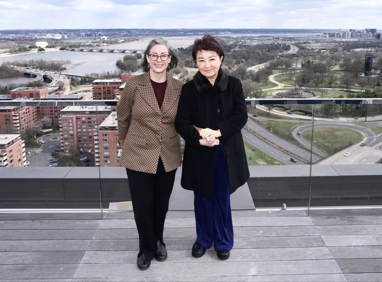 盧秀燕3月訪美行，與美國在台協會華盛頓總部執行理事藍鶯合影留念。台中市府提供