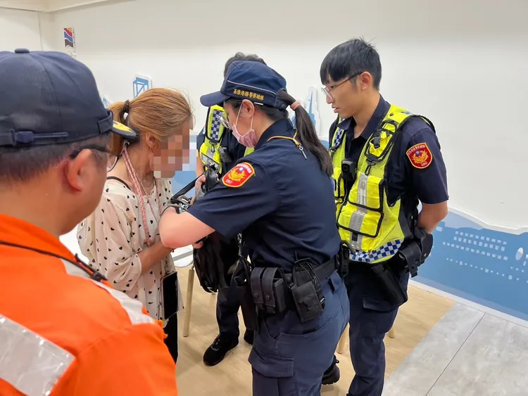 警方使用人臉辨識系統查驗身分。翻攝畫面