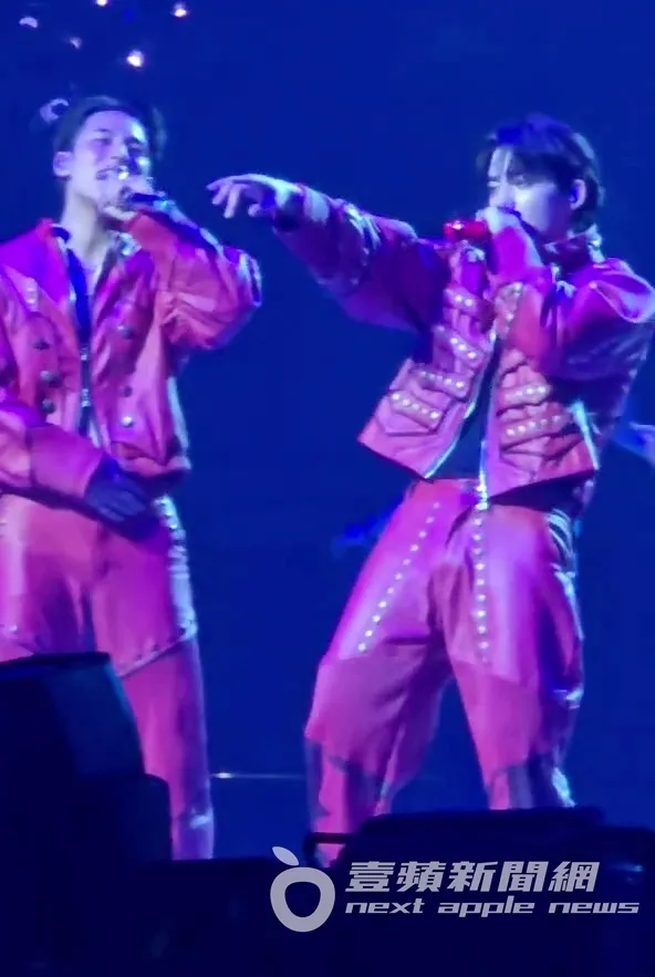 玟奎（左）、S.COUPS熱力嗨唱。讀者提供