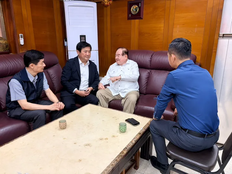 李乾龍(左3)仍婉拒表示無需人身、車輛及住居所安全維護之協助，新北警方與刑事局仍堅持啟動偵辦。