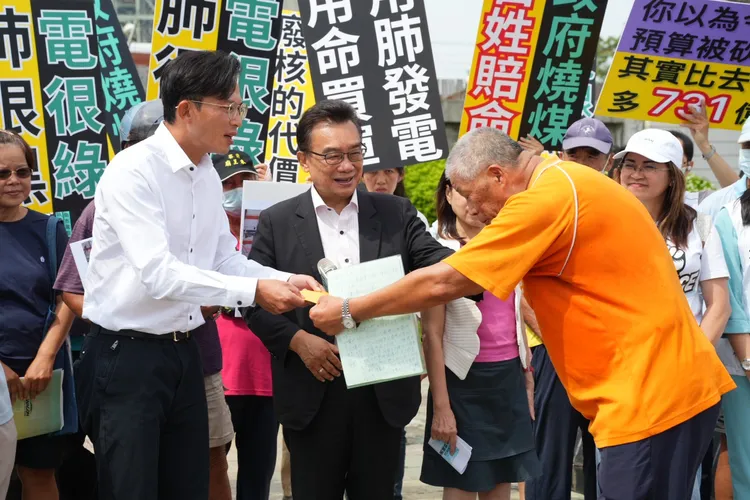 台電興達燃氣電廠去年9月發生新2號機因天然氣外洩爆炸事故，導致廠房受損、鄰近居民屋損。圖為民眾黨團去年9月前往興達電廠考察，居民指控台電漠不關心、無人出面協調賠償事宜。民眾黨提供