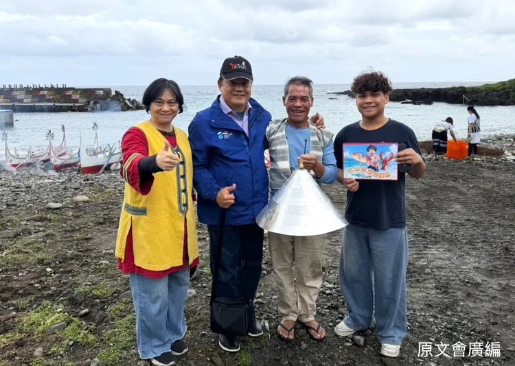《打開冰箱來摸魚》製作團隊親赴蘭嶼，進行達悟雅美人「招魚祭」田野採訪，迎接飛魚季的到來。原文會提供