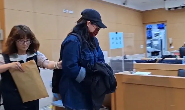 絕對能源營運長高寀甄(右)今天凌晨遭檢方聲押禁見。讀者提供