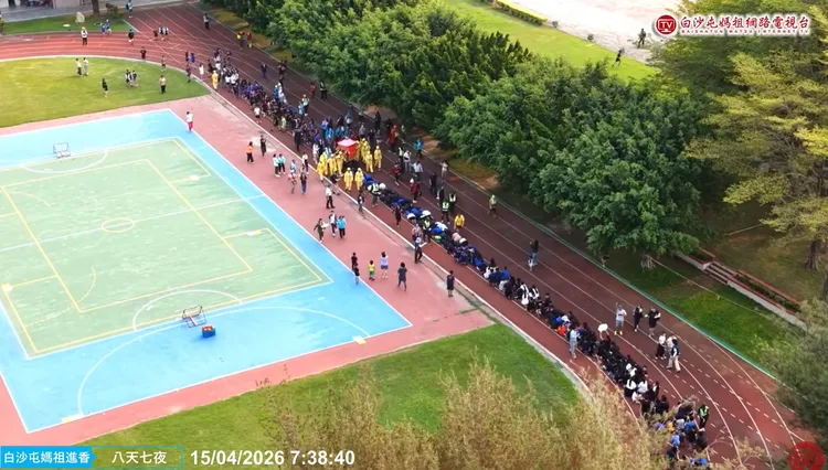 排隊鑽轎底的師生繞了大半個操場。翻攝「白沙屯媽祖網路電視台」臉書