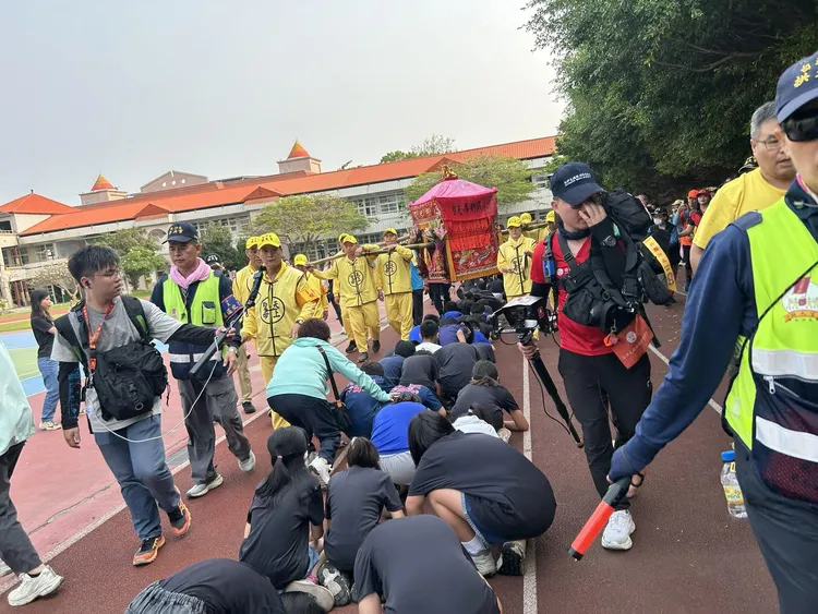 白沙屯媽祖上午7時許行經彰化縣田尾鄉，突轉進田尾國小校園，令師生興奮不已，排隊鑽轎底。翻攝「白沙屯拱天宮」臉書