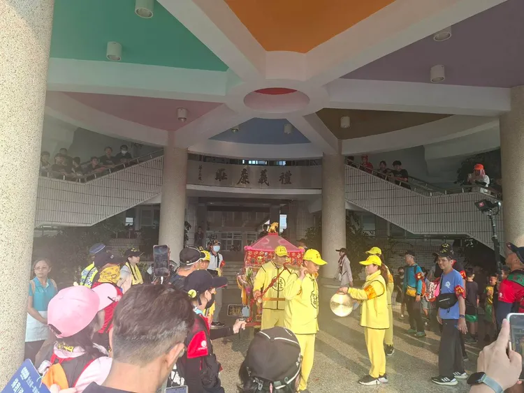 粉紅超跑在「禮義廉恥」前停駕。翻攝「白沙屯拱天宮」臉書