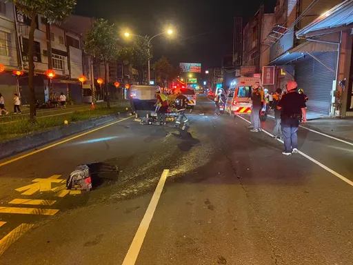 自小客深夜車速過快失控！自撞分隔島四輪朝天　救出送醫不治