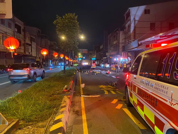 自小客疑因車速過快自撞分隔島翻覆，駕駛傷重不治。翻攝畫面