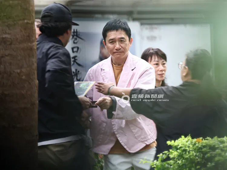 梁朝偉準備走到門口時，仍有熱情粉絲衝上前索取簽名。特勤中心攝