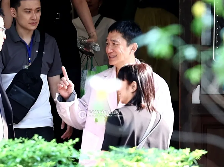 梁朝偉微笑示意比著1，開心走向粉絲人潮。特勤中心攝