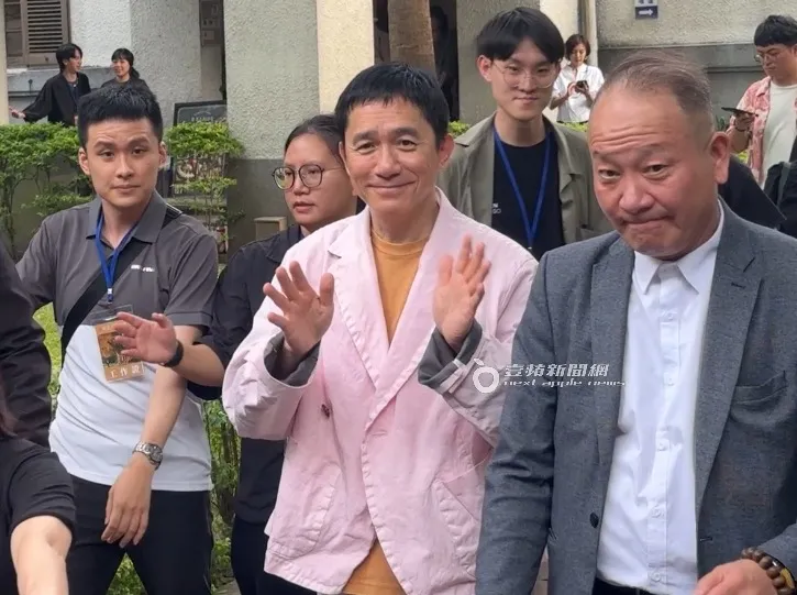 梁朝偉（中）向粉絲揮手道別。特勤中心攝