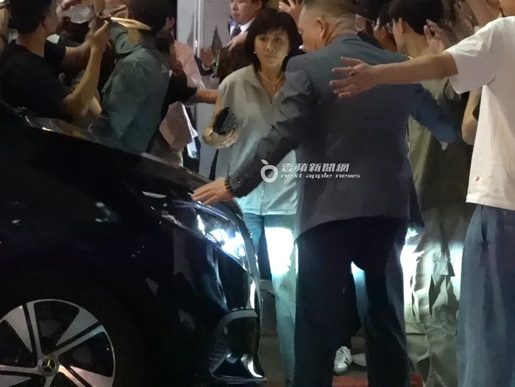 劉嘉玲在保鑣們保護下穿越人群。特勤中心攝